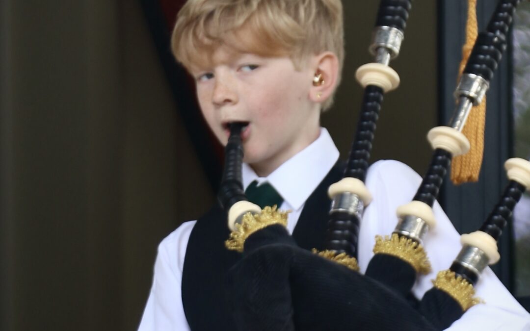 BayFest 2026 – Kiro Brendon pipes in the audience